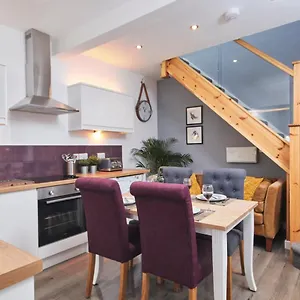 Apartment The Wood Loft - Self Check-in, Self-catering For East Midlands Airport, Kegworth