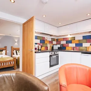 Apartment Number 57 - Self Check-in, Self-catering For East Midlands Airport, Kegworth